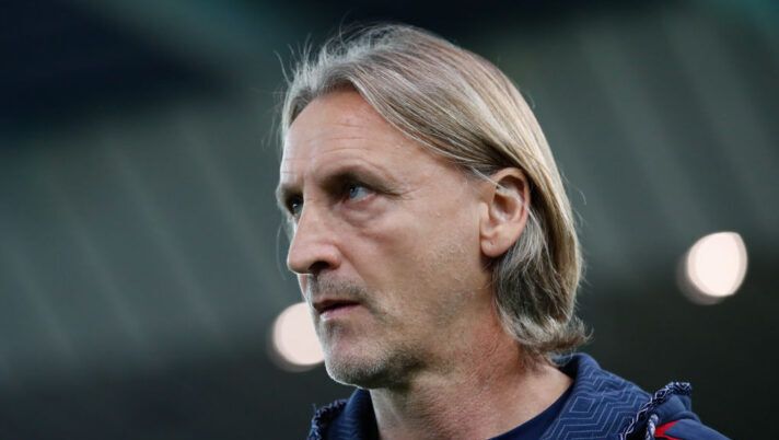 UDINE, ITALY - OCTOBER 25: Manager of Cagliari Davide Nicola looks on before kick off at the Serie A match between Udinese and Cagliari at Stadio Friuli on October 25, 2024 in Udine, Italy. (Photo by Timothy Rogers/Getty Images) Nicola: “Mina da valutare per un fastidio al polpaccio! Mercato? Non mi nascondo e dico…” - immagine 1