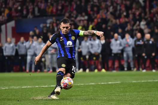 Lautaro dal dischetto: il tiro finirà alto (Foto di Denis Doyle/Getty Images) Il sorteggio Champions League dell’Inter: ecco come è andata ai nerazzurri- immagine 3