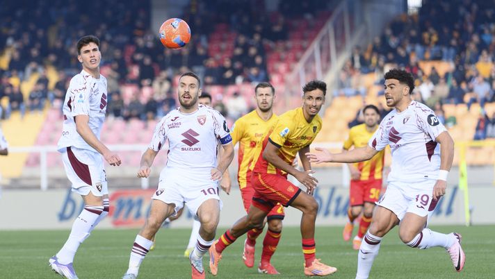 LECCE, ITALY - NOVEMBER 30: Nikola Vlasic of Torino FC in action during the Serie A match between US Lecce and Torino FC at Stadio Via del Mare on November 30, 2025 in Lecce, Italy. (Photo by Stefano Guidi - Torino FC/Torino FC 1906 via Getty Images) Lecce-Torino 2-1: altro blackout e un rigore fallito, Baroni rivede le streghe - immagine 1