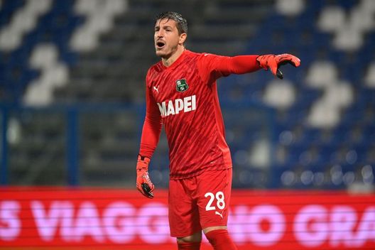 Reggio Emilia, Italia - 2 novembre 2023: Cragno con la maglia del Sassuolo. (Foto di Alessandro Sabattini/Getty Images) Cragno e la sua maledizione: il record negativo del portiere della Samp- immagine 2