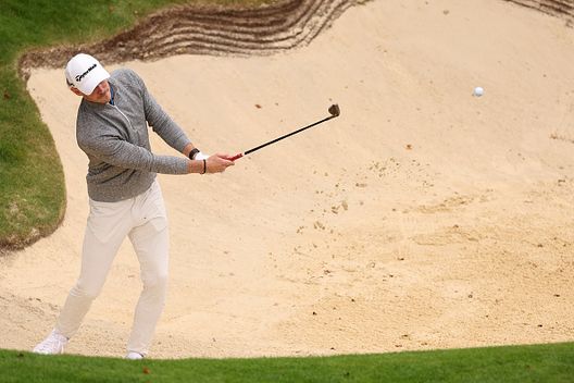 VIRGINIA WATER, INGHILTERRA - 13 SETTEMBRE: Gareth Bale gioca da un bunker alla buca 18 durante la Pro-Am prima del BMW PGA Championship al Wentworth Golf Club (Foto di Richard Heathcote/Getty Images) Bale bancarotta