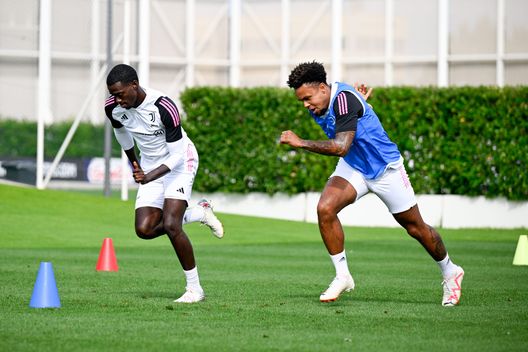 Aston Villa-Juventus, McKennie e Vlahovic assenti nella rifinitura: si va verso il forfait- immagine 2