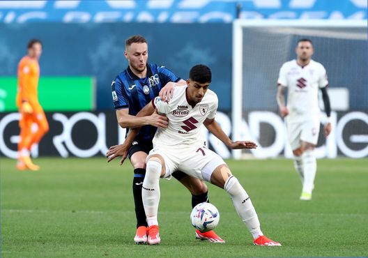 BERGAMO, ITALY - MAY 26: Zanos Savva of Torino FC is challenged by Teun Koopmeiners of Atalanta BC during the Serie A TIM match between Atalanta BC and Torino FC at Gewiss Stadium on May 26, 2024 in Bergamo, Italy. (Photo by Marco Luzzani/Getty Images)