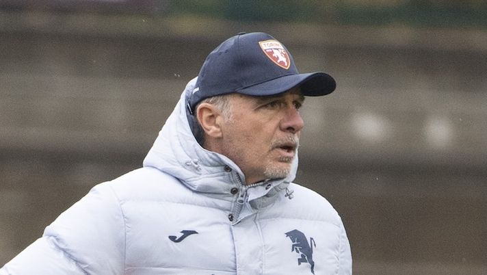 TURIN, ITALY - DECEMBER 3: Marco Baroni Head Coach of Torino FC during the Torino FC Training Session at Stadio Filadeflia on December 3, 2025 in Turin, Italy. (Photo by Stefano Guidi - Torino FC/Torino FC 1906 via Getty Images) Baroni: “La decisione su Simeone e Ismajli! Rispondo su Zapata, Anjorin, Asllani, Casadei e Ngonge” - immagine 1