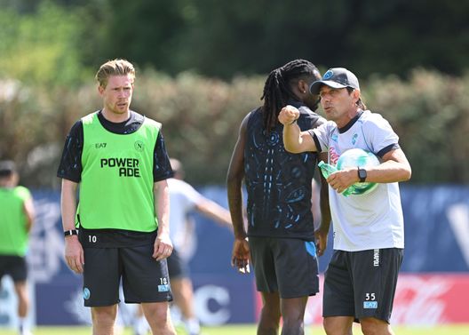 DIMARO, ITALIA - 18 LUGLIO: Antonio Conte allenatore del Napoli con De Bruyne e Anguissa. (Photo by SSC NAPOLI/SSC NAPOLI via Getty Images) Amma faticà cchiù assaje: il nuovo Napoli tra fantasia, coesione e qualche incognita- immagine 5