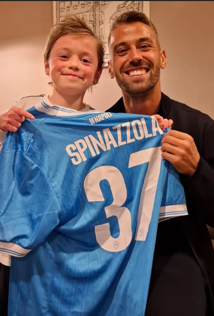 De Bruyne e Spinazzola, cuori d’oro: esultanza con un piccolo tifoso – LA GALLERY- immagine 1