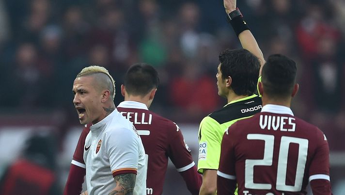 Damato ammonisce il romanista Nainggolan nell'ultimo Torino-Roma moviola