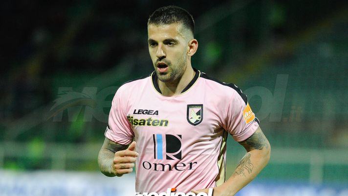 PALERMO, ITALY - APRIL 08: Aleksandar Trajkovski of Palermo looks on during the Serie B match between US Citta di Palermo and Hellas Verona at Stadio Renzo Barbera on April 08, 2019 in Palermo, Italy. (Photo by Getty Images/Getty Images) Palermo