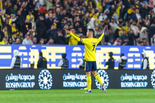 Cristiano Ronaldo, gesto provocatorio verso il portiere avversario. Poi finisce con un abbraccio- immagine 2