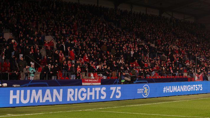 ANTWERPEN, BELGIUM - DECEMBER 13: Royal Antwerp fans show their support prior to the UEFA Champions League match between Royal Antwerp and FC Barcelona at Bosuilstadion on December 13, 2023 in Antwerpen, Belgium. (Photo by Dean Mouhtaropoulos/Getty Images) Calcio sotto shock, è morto Victor Udoh: l’ex Southampton aveva 21 anni - immagine 1