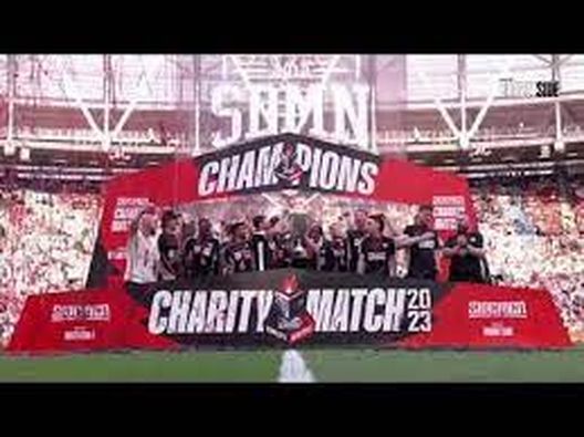 Sidemen Charity Match: youtuber ammonisce l’arbitro con carta di UNO- immagine 2