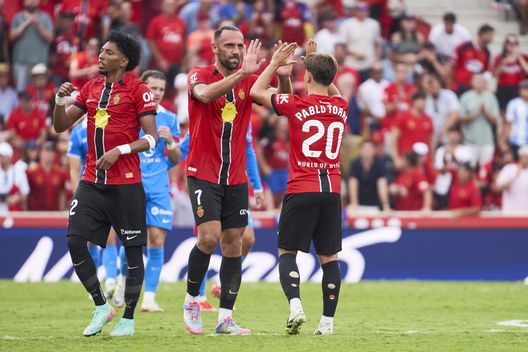 MALLORCA, SPAIN - SEPTEMBER 21: Vedat Muriqi of RCD Mallorca celebrates scoring his team´s first goal with teammates of RCD Mallorca during the LaLiga EA Sports match between RCD Mallorca and Atletico de Madrid at Estadio de Son Moix on September 21, 2025 in Mallorca, Spain. (Photo by Rafa Babot/Getty Images) Momento d’oro per Muriqi: con il quarto gol in tre partite ferma l’Atlético Madrid a Mallorca - immagine 1