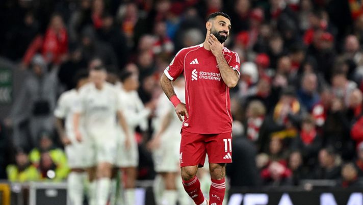 LIVERPOOL, ENGLAND - NOVEMBER 22: Mohamed Salah of Liverpool looks dejected following defeat in the Premier League match between Liverpool and Nottingham Forest at Anfield on November 22, 2025 in Liverpool, England. (Photo by Shaun Botterill/Getty Images) Liverpool, Rooney e il consiglio a Slot: “Devi togliere Salah, non aiuta in difesa” - immagine 1