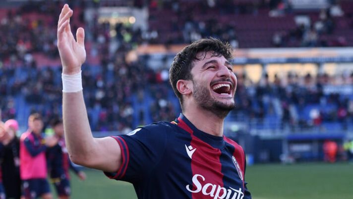 BOLOGNA, ITALY - MARCH 02: Riccardo Orsolini of Bologna celebrates victory with holding his Player of the Match trophy after the Serie A match between Bologna and Cagliari at Stadio Renato Dall'Ara on March 02, 2025 in Bologna, Italy. (Photo by Alessandro Sabattini/Getty Images) Gazzetta: “Orsonaldo is back, gol dopo un primo tempo di fuffa”. Il voto è da urlo - immagine 1