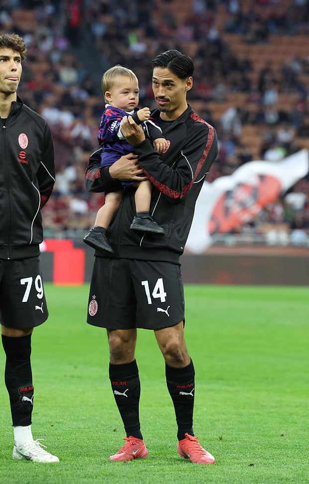 MILAN, ITALY - MAY 24: Tijjani Reijnders of AC Milan attends with his son before the Serie A match between AC Milan and Monza at Stadio Giuseppe Meazza on May 24, 2025 in Milan, Italy. (Photo by Claudio Villa/AC Milan via Getty Images)  Una settimana da Tijjani Reijnders: entro il 10 giugno il verdetto finale- immagine 2