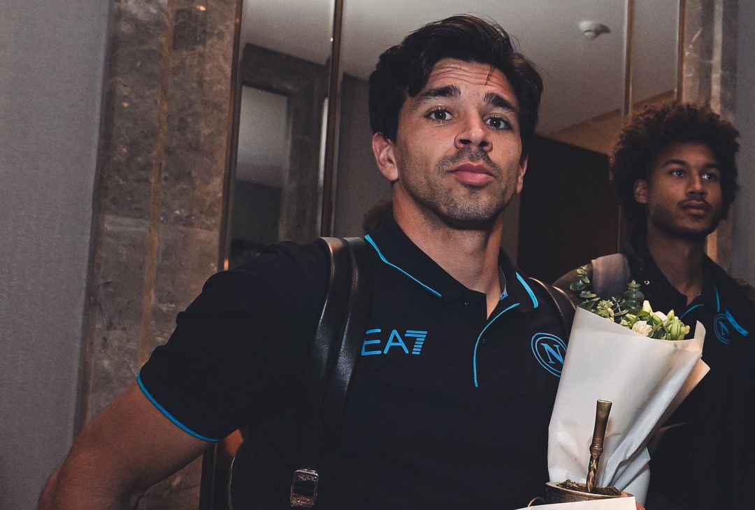 GALLERY Supercoppa, il Napoli è sbarcato a Riyadh: gli scatti dell’arrivo - immagine 5