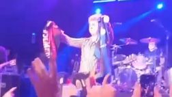 Sempre derby in concerto: le maglie di Milan e Inter nelle mani dei Green Day
