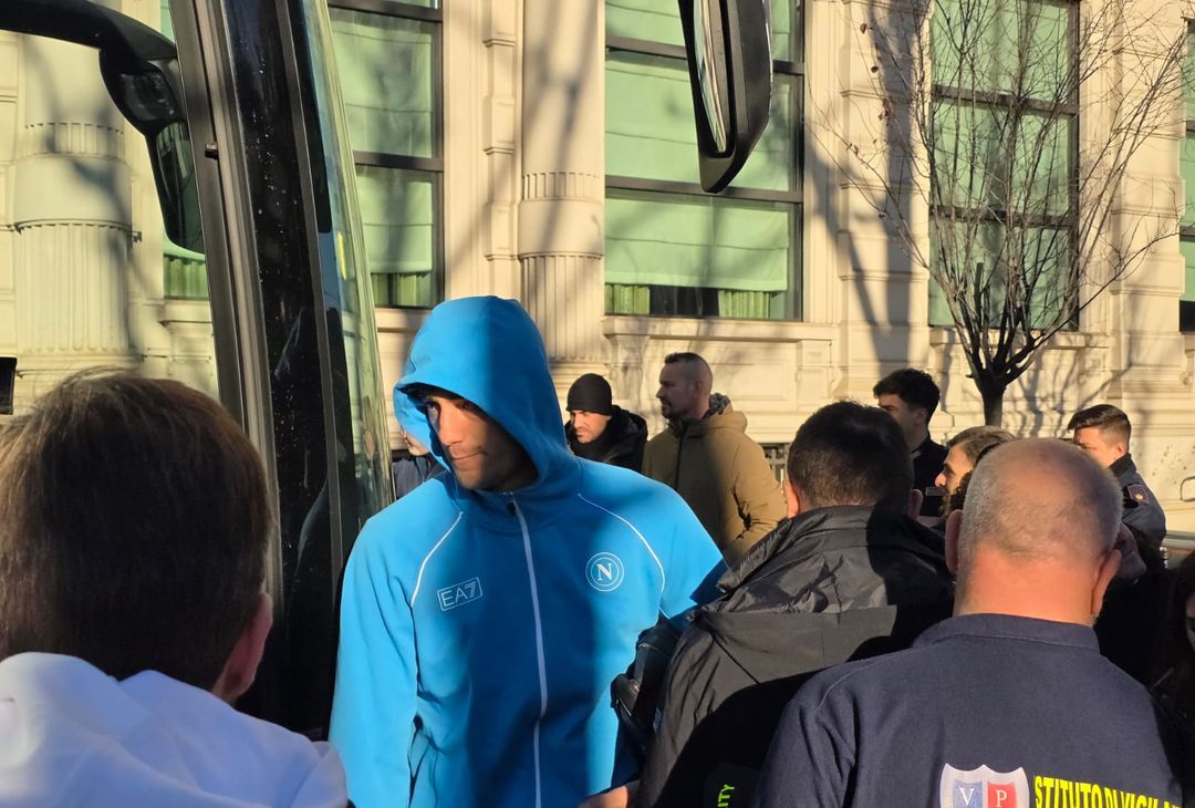Il Napoli lascia l’albergo per la rifinitura: foto e autografi con i tifosi – LE FOTO - immagine 6