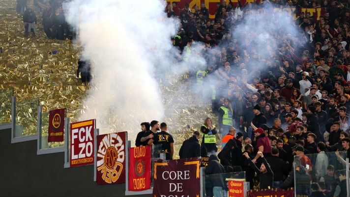 Lazio-Roma, tensione all’Olimpico: lancio di fumogeni tra settori - immagine 1