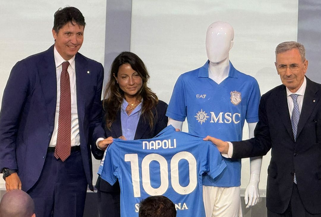 De Laurentiis e i figli Edoardo e Valentina posano con la maglia del Napoli – LE FOTO - immagine 2