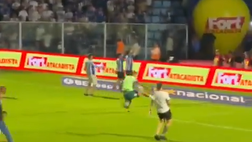 Chapecoense, follia Jiménez: abbatte e prende a calci un tifoso dell’Avaí