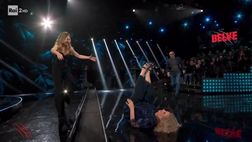 Iva Zanicchi cade dal palco di Belve: “Succede in continuazione”. Le immagini diventano virali