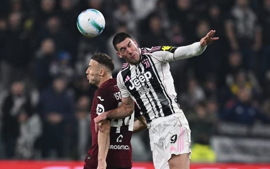 TURIN, ITALY - NOVEMBER 08: Adrian Ismajli of Torino FC competes for the ball with Dusan Vlahovic of Juventus FC during the Serie A match between Juventus FC and Torino FC at on November 08, 2025 in Turin, Italy. (Photo by Getty Images/Getty Images)