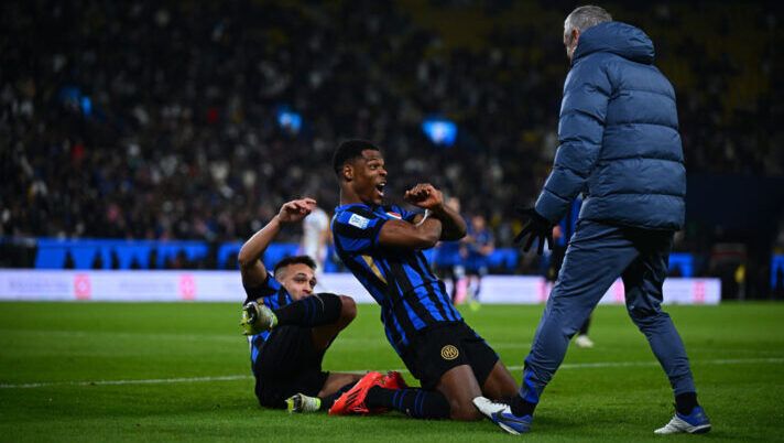 RIYADH, SAUDI ARABIA - JANUARY 02: Denzel Dumfries of FC Internazionale celebrates with Lautaro Martinez after scoring the second goal during the Italian Super Cup Semi-Final match between FC Internazionale and Atalanta at Al Awwal Park on January 02, 2025 in Riyadh, Saudi Arabia. (Photo by Mattia Ozbot - Inter/Inter via Getty Images) Dumfries: “Contento per il gol, è tornata la vera Inter e andiamo avanti così! Milan o Juve…” - immagine 1