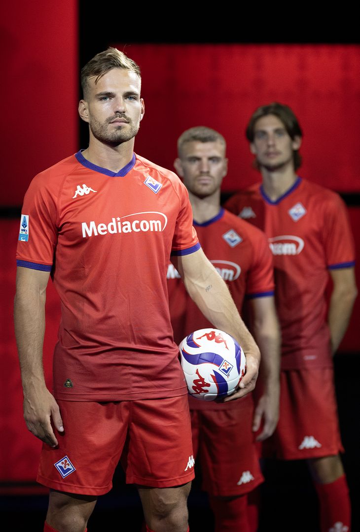 GALLERY – Tutte le migliori foto della nuova terza maglia in rosso - immagine 4