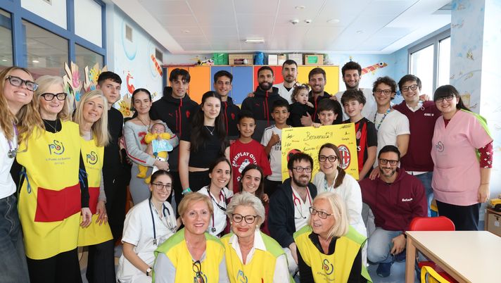 Milan, doni e sorrisi: Gabbia e Loftus-Cheek fanno visita alla Pediatria di Varese Milan, doni e sorrisi: Gabbia e Loftus-Cheek fanno visita alla Pediatria di Varese - immagine 1
