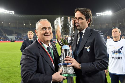 Il presidente della Lazio Claudio Lotito e l'allenatore Simone Inzaghi festeggiano la vittoria della Supercoppa italiana e alzano il trofeo dopo la finale tra Juventus e Lazio allo stadio King Saud University il 22 dicembre 2019 a Riyadh. (Foto di Marco Rosi/Getty Images) Inter-Lazio: storia di un gemellaggio tra curve e contraddizioni- immagine 6