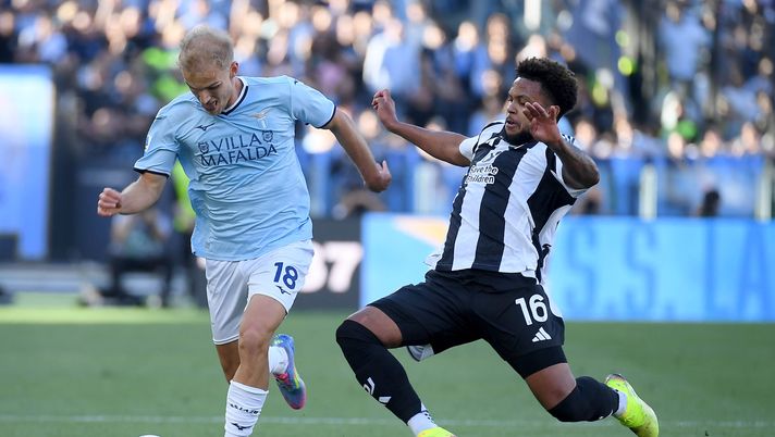 ROME, ITALY - MAY 10: Gustav Isaksen of SS Lazio compete for the ball with Weston McKennie during the Serie match between Lazio and Juventus at Stadio Olimpico on May 10, 2025 in Rome, Italy. (Photo by Marco Rosi - SS Lazio/Getty Images) Serie A, Juventus al primo posto per mercato in passivo degli ultimi 5 anni. La Lazio… - immagine 1