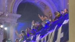 VIDEO FCIN1908 / Capitan Lautaro lancia il coro “E per la gente che”: piazza Duomo risponde