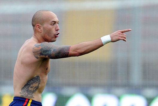 LECCE, ITALIA - 21 NOVEMBRE: Ernesto Javier Chevanton del Lecce lascia il campo dopo aver ricevuto un cartellino rosso dall'arbitro Gabriele Gava durante la partita di Serie A tra Lecce e Sampdoria allo Stadio Via del Mare il 21 novembre 2010 a Lecce, Italia. (Foto di Giuseppe Bellini/Getty Images) CAPOLAVORO CHEVANTON