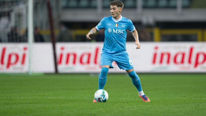 TURIN, ITALY - OCTOBER 18: Billy Gilmour in action during the Serie A match between Torino FC and SSC Napoli at Stadio Olimpico di Torino on October 18, 2025 in Turin, Italy. (Photo by SSCN Napoli/SSCN Napoli) Gilmour, ma che combini? Il suo errore condanna il Napoli: i voti dei quotidiani- immagine 2