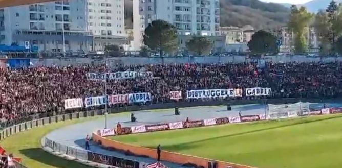 Scontri derby Cosenza-Catanzaro: sospesi 12 Daspo- immagine 2