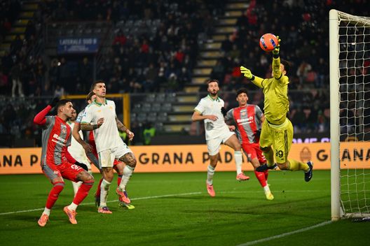 Uno dei grandi interventi di Mile Svilar. (Photo by Marco M. Mantovani/Getty Images) La Roma vola sulle ali di Soulé: 3-1 alla Cremonese e Gasp si riprende il primo posto- immagine 4