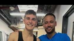 Infantino assiste al ritorno di Neymar. Poi la foto con il brasiliano