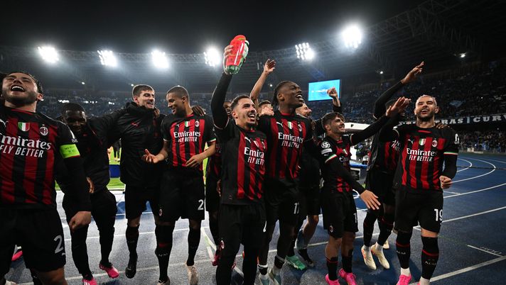 NAPLES, ITALY - APRIL 18: Players of AC Milan celebrates victory in front of their fans after defeating SSC Napoli during the UEFA Champions League Quarterfinal Second Leg match between SSC Napoli and AC Milan at Stadio Diego Armando Maradona on April 18, 2023 in Naples, Italy. (Photo by Francesco Pecoraro/Getty Images) Milan, tutto quello che c’è da sapere sui big match della stagione 2023-24 - immagine 1