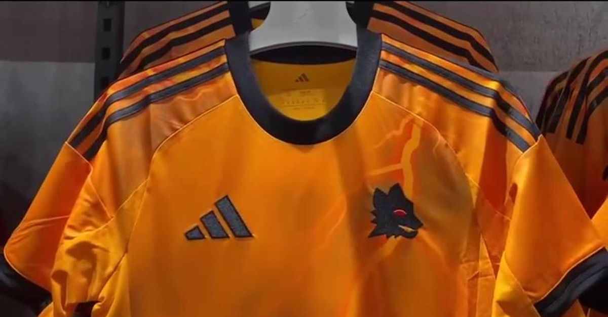 Roma, nuova seconda maglia 2025 2026 ‘colorata’ con i fulmini | VIDEO Roma, nuova seconda maglia 2025 2026 ‘colorata’ con i fulmini | VIDEO