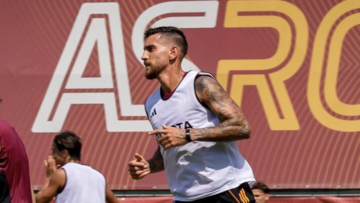 ROME, ITALY - AUGUST 27: Lorenzo Pellegrini attends an AS Roma training session at Centro Sportivo Fulvio Bernardini on August 27, 2025 in Rome, Italy. (Photo by Fabio Rossi/AS Roma via Getty Images) Pellegrini: “Con la Roma ho coronato un sogno. La Nazionale? Lì non c’è bisogno di contratti…” - immagine 1