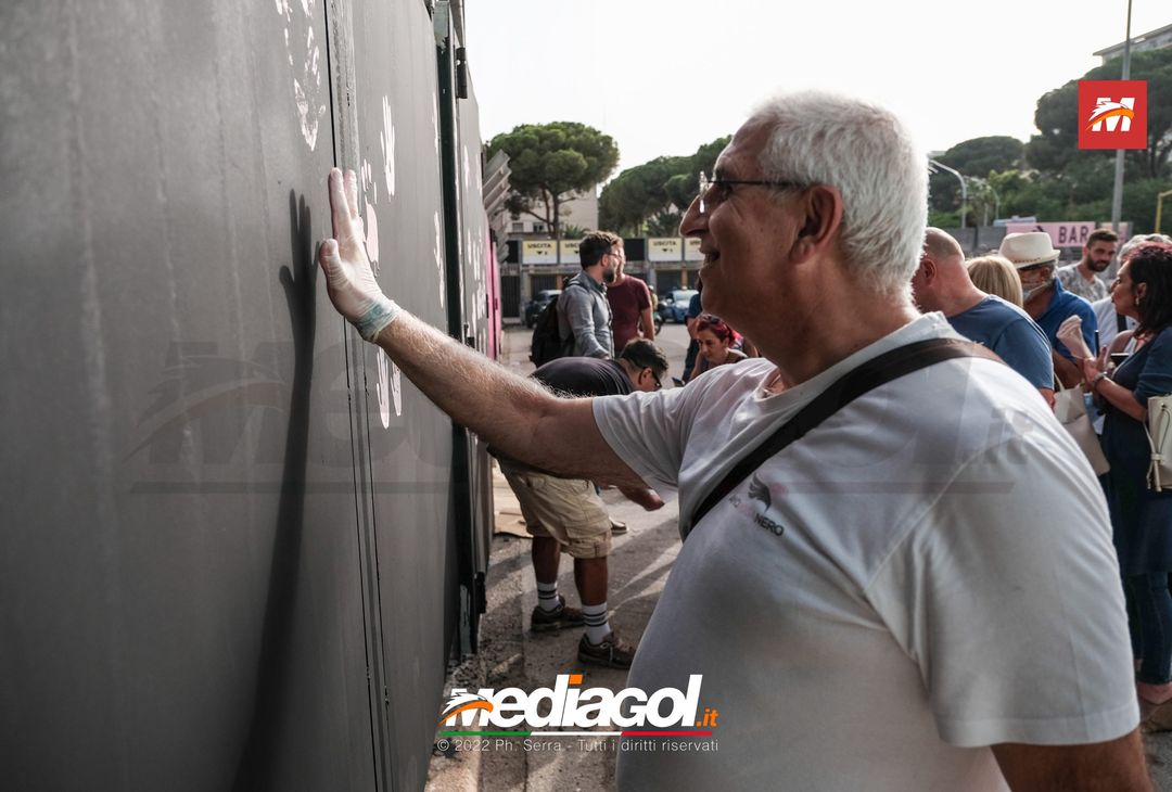 FOTO Palermo, le impronte rosa sul murales del ‘Renzo Barbera’ (Gallery) - immagine 43