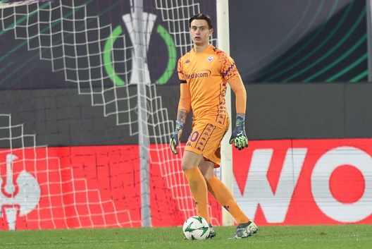 FLORENCE, ITALY - DECEMBER 12: Tommaso Martinelli goalkeeper of ACF Fiorentina controls the ball during the UEFA Europa League 2024/25 League Phase MD6 match between ACF Fiorentina and LASK at Stadio Artemio Franchi on December 12, 2024 in Florence, Italy. (Photo by Gabriele Maltinti/Getty Images) Martinelli