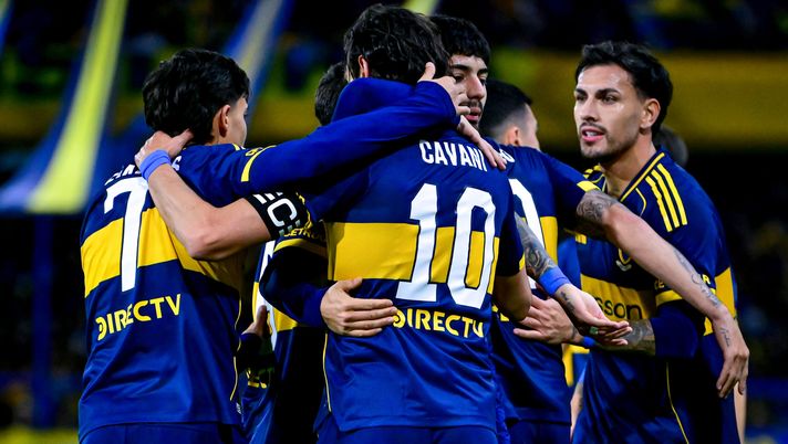 BUENOS AIRES, ARGENTINA - AUGUST 24: Edinson Cavani of Boca Juniors celebrates with teammates after scoring the team's second goal during a Torneo Clausura Betano 2025 match between Boca Juniors and Banfield at Estadio Alberto J. Armando on August 24, 2025 in Buenos Aires, Argentina. (Photo by Marcelo Endelli/Getty Images) boca juniors