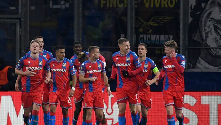 PLZEN, CZECH REPUBLIC - MARCH 06: Rafiu Durosinni of Viktoria Plzen celebrates a frist goal with his team mates during the UEFA Europa League 2024/25 Round of 16 First Leg match between FC Viktoria Plzen and S.S. Lazio at Stadion mesta Plzne on March 06, 2025 in Plzen, Czech Republic. (Photo by Marco Rosi - SS Lazio/Getty Images) Viktoria Plzen-Servette, statistiche e precedenti tra le due squadre - immagine 1