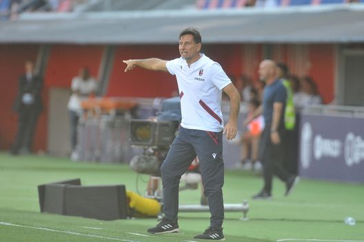 BOLOGNA, ITALY - SEPTEMBER 11: Luca Vigiani head coach of Bologna FC gestures during the Serie A match between Bologna FC and ACF Fiorentina at Stadio Renato Dall'Ara on September 11, 2022 in Bologna, Italy. (Photo by Mario Carlini / Iguana Press/Getty Images) Nuovi virgulti crescono: i primi contratti dei baby viola- immagine 2