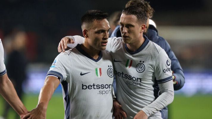 EMPOLI, ITALY - OCTOBER 30: Lautaro Martinez (L) and Piotrs Zielinski of FC Internazionale celebrate the victory after the Serie A match between Empoli and FC Internazionale at Stadio Carlo Castellani on October 30, 2024 in Empoli, Italy. (Photo by Gabriele Maltinti/Getty Images) Inter-Venezia, formazioni ufficiali: da Zielinski a Bastoni, Calhanoglu, Taremi e Oristanio, tutte le scelte - immagine 1