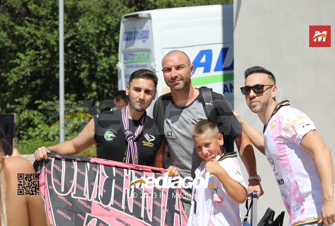 FOTO Palermo, tifosi rosanero accolgono la squadra di Corini in ritiro (GALLERY) - immagine 16
