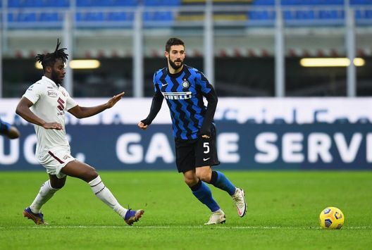 MILAN, ITALY - NOVEMBER 22: Roberto Gagliardini of FC Internazionale in action during the Serie A match between FC Internazionale and Torino FC at Stadio Giuseppe Meazza on November 22, 2020 in Milan, Italy. (Photo by Claudio Villa - Inter/Inter via Getty Images) Calciomercato Torino, a centrocampo servono rinforzi: Gagliardini è un’occasione- immagine 2