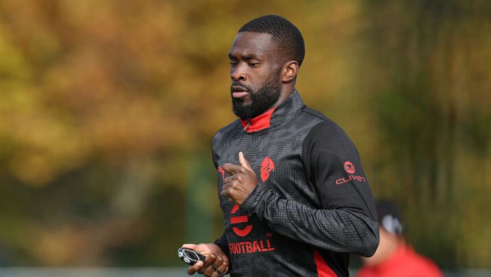 CAIRATE, ITALY - OCTOBER 25: Fikayo Tomori of AC Milan in action during AC Milan training session at Milanello on October 25, 2025 in Cairate, Italy. (Photo by Claudio Villa/AC Milan via Getty Images) Milan, da valutare Gimenez. Le novità sulle condizioni di Tomori e Rabiot per il derby - immagine 1